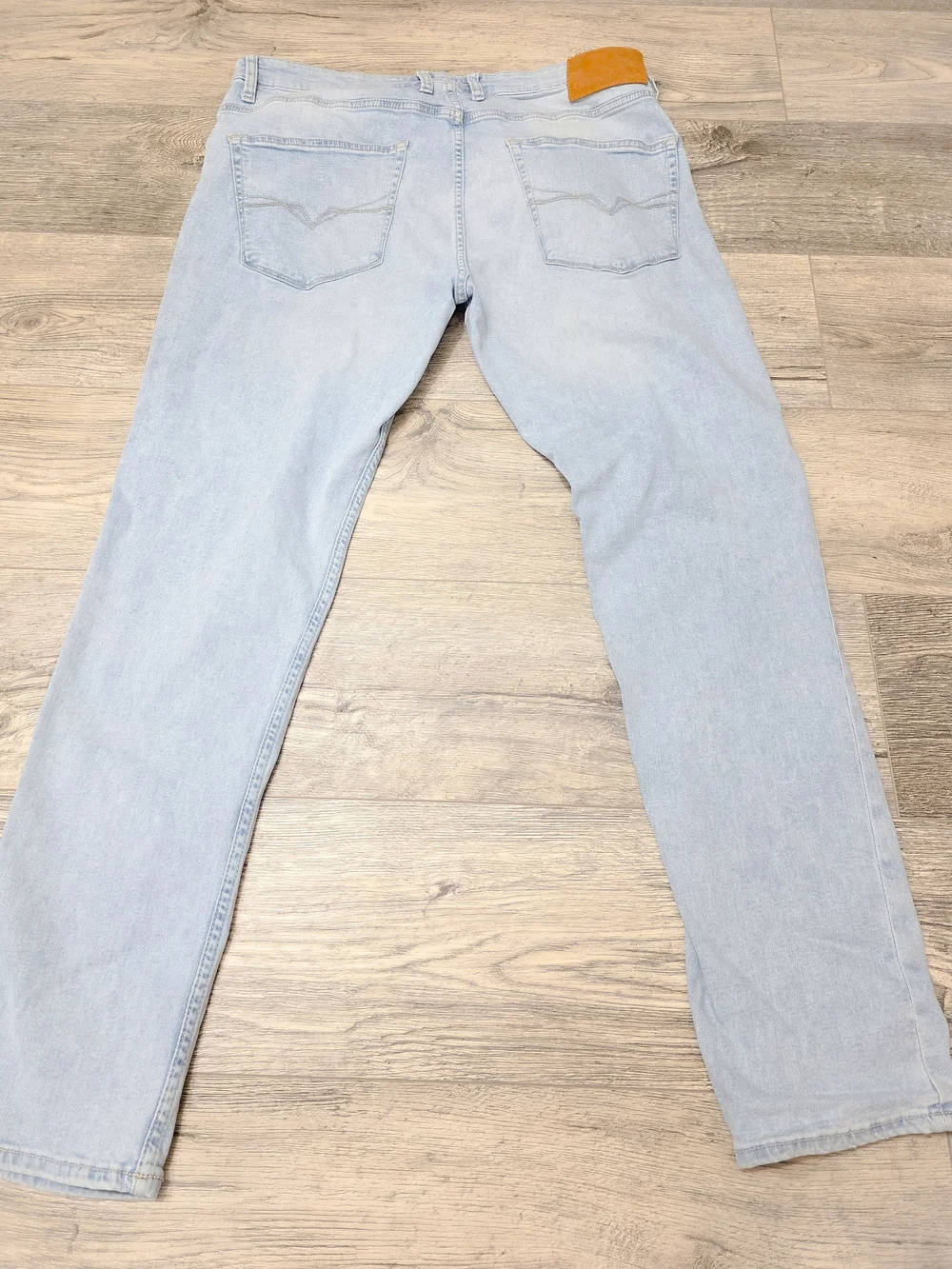 GUESS Men’s Jeans 36x31 Light Wash Blue Denim Straight Leg Classic 5 Pocket